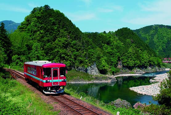 北陸輕旅行～合掌村.牧歌之里.長良川鐵道.兼六園.庄川峽遊船